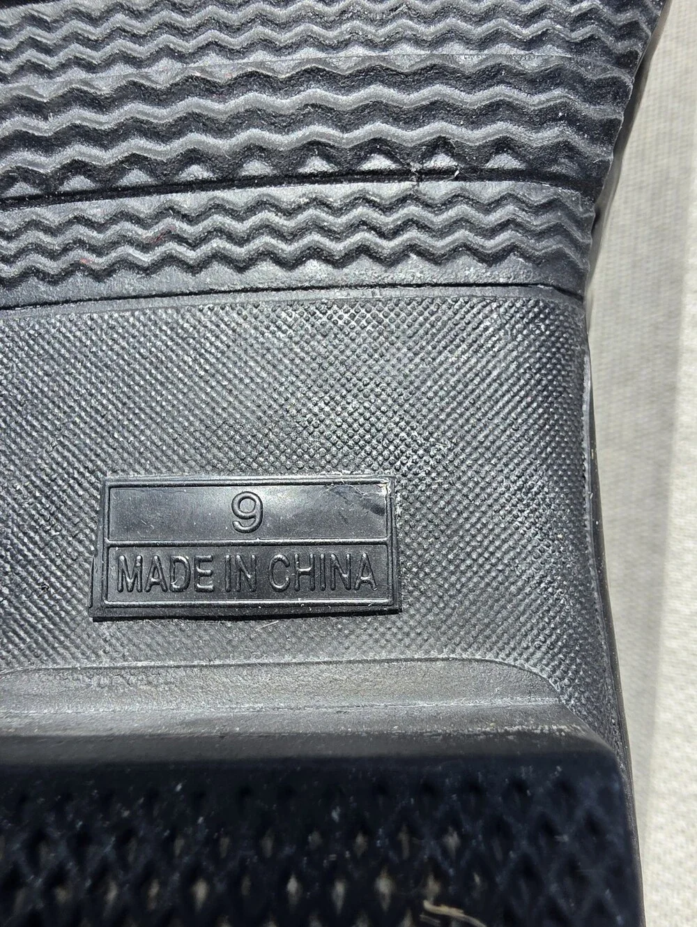 Khombu Black Crocodike Embossed Rain Boot — Size 9